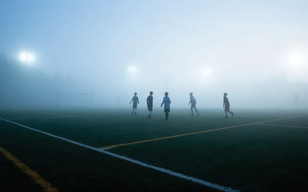 加拿大青训训练场的清晨，年轻球员训练剪影，冷色电影感